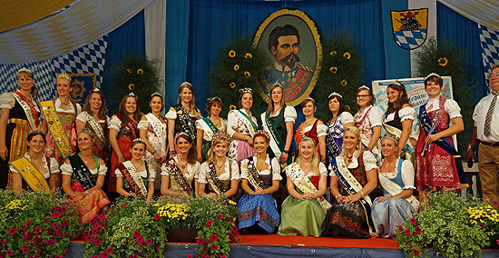 Rund 2 Dutzend bayerische Produktköniginnen kamen zur Krönung (Foto: Martin Schmitz)